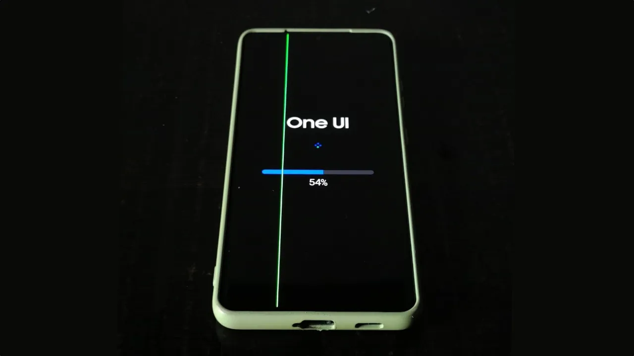 На экране Galaxy S21 FE появились полосы после обновления